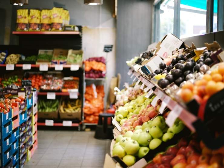 Frutta e verdura sugli scaffali di un supermercato