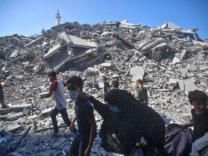 Civili tra le macerie di Gaza City