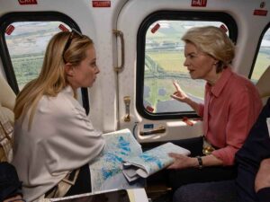 Giorgia Meloni e Ursula von der Leyen a bordo di un volo di Stato