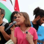 Greta Thunberg parla in pubblico nell'ambito della Global sumud flotilla