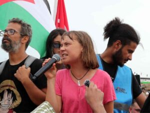 Greta Thunberg parla in pubblico nell'ambito della Global sumud flotilla
