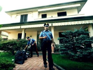 I carabinieri nella villetta del delitto di Garlasco