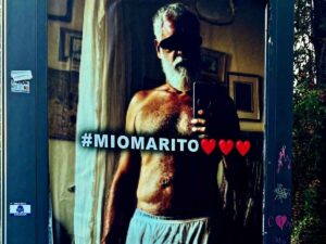 I manifesti dell'opera Mio marito affissi a Torino