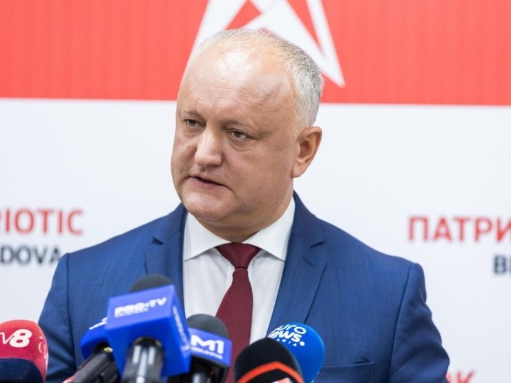 Igor Dodon durante la campagna elettorale parla con i giornalisti