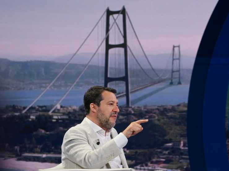 Il Ministro Salvini e il rendering del Ponte sullo stretto di Messina