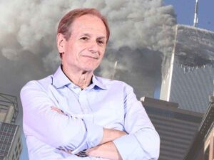 Il direttore dell'Iic di New York Claudio Pagliara, sullo sfondo le Torri gemelle in fiamme
