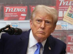 Il presidente degli Stati Uniti Donald Trump, sullo sfondo confezioni di Tylenol
