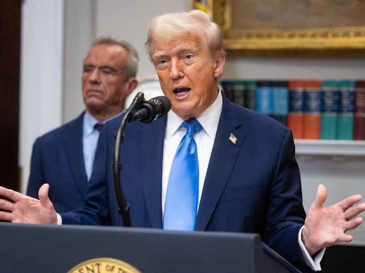 Il presidente degli Stati Uniti Donald Trump, sullo sfondo il segretario Kennedy
