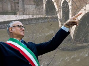 Il sindaco Roberto Gualtieri, sullo sfondo il fiume Tevere