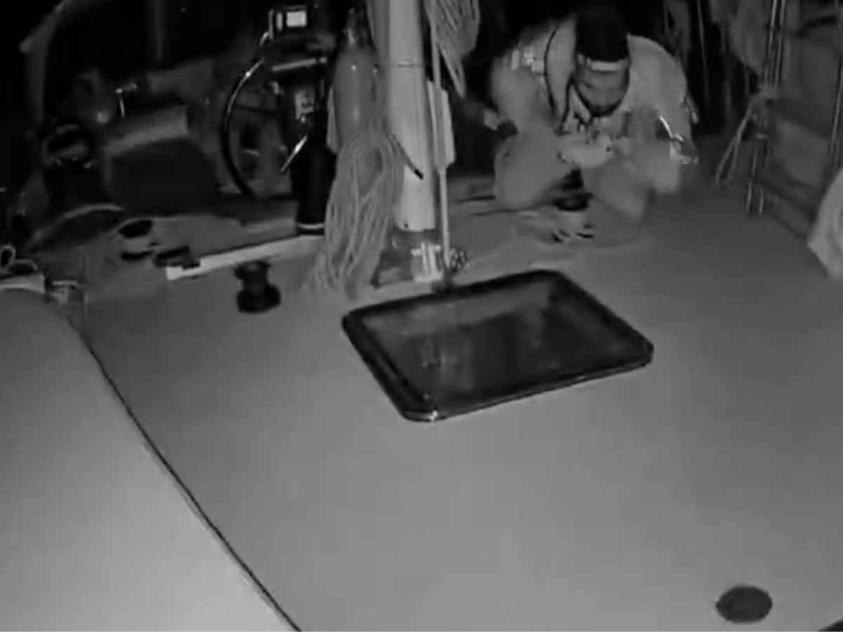 Droni, bombe sonore e spray urticanti: la Global sumud flotilla sotto attacco nella notte. “Non ci faremo intimidire”