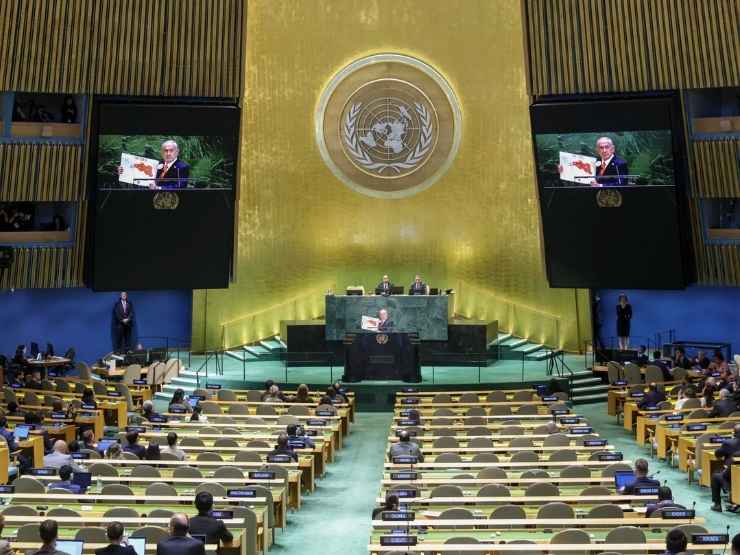 L’urlo di Benjamin Netanyahu all’Assemblea Onu (semivuota): “È Hamas che sta compiendo un genocidio, che uccide e affama la sua gente”