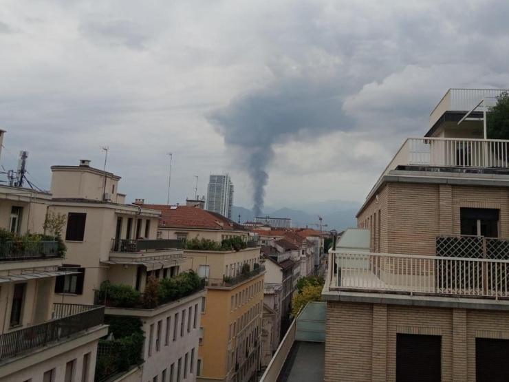 La colonna di fumo derivante dall'incendio all'Euro Stampa di Pianezza