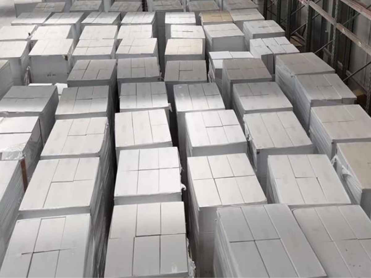 La più grande fabbrica clandestina di sigarette mai scoperta in Italia era in un bunker nel Lazio: produceva 5mila “bionde” al minuto