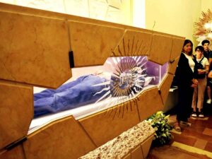 La teca ad Assisi dove si trova il corpo di Carlo Acutis, proclamato Santo