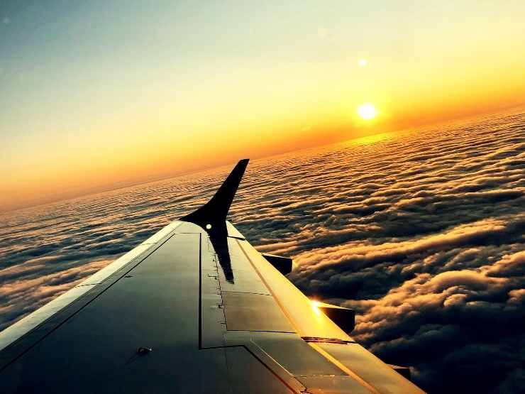 L'ala di un aereo sopra le nuvole, sciopero oggi 26 settembre