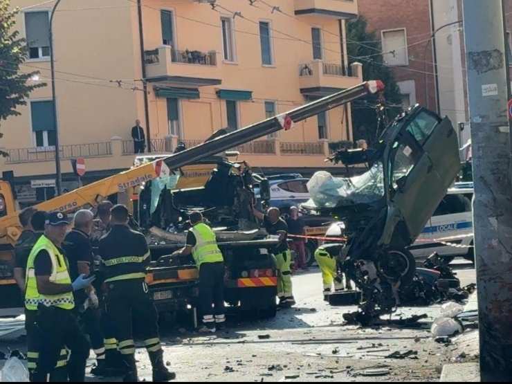 Forze dell'ordine sul posto dopo l'incidente