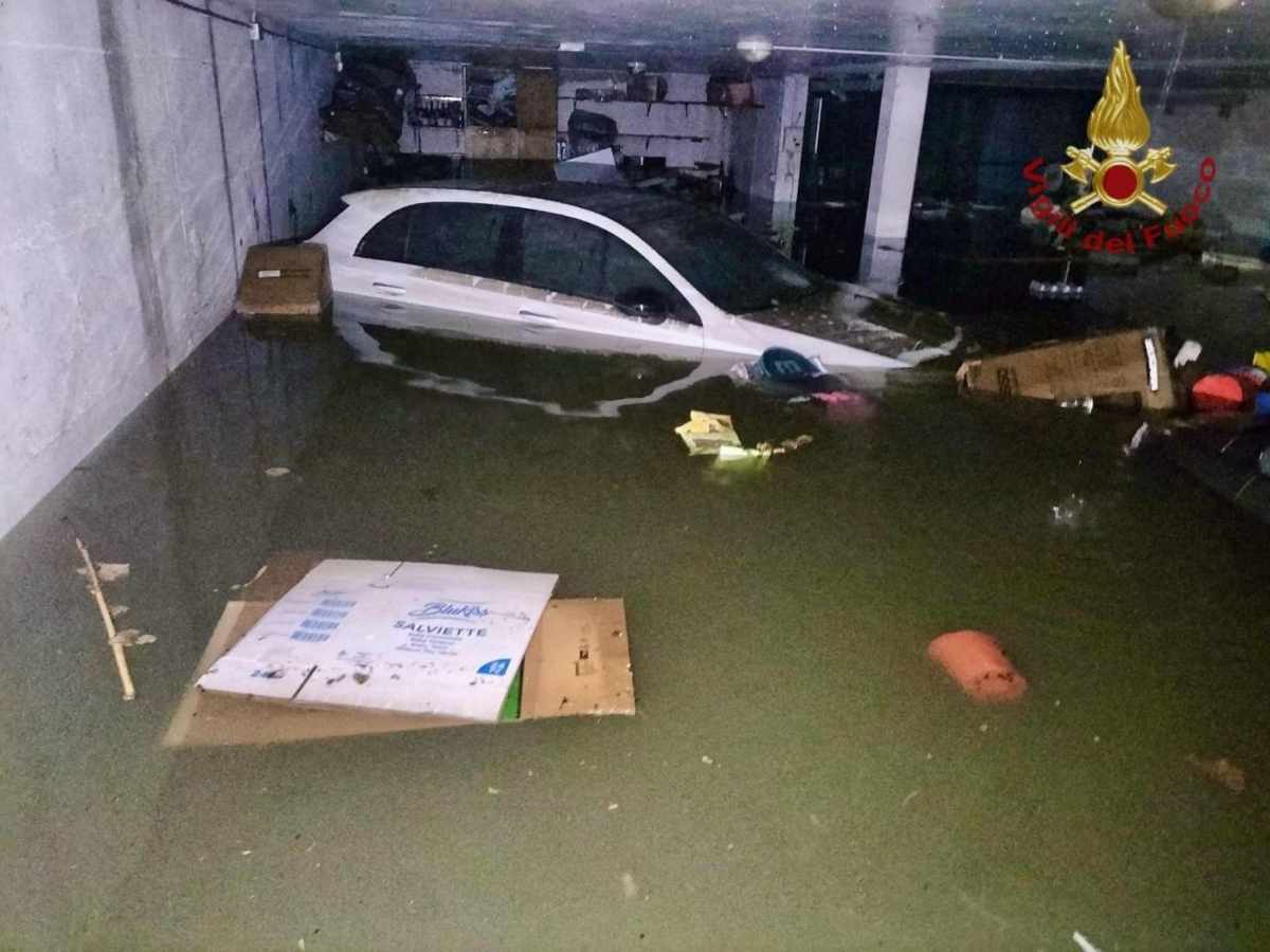 Italia in ginocchio per il maltempo: una turista è dispersa in Piemonte, forti temporali in Sicilia e Ischia: la situazione