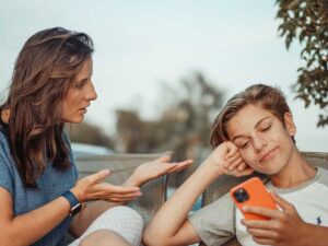 Madre rimprovera il figlio perché usa troppo il cellulare