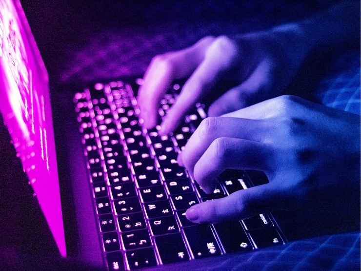 Mani al computer, pronta la maxi inchiesta sui siti sessisti