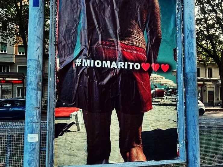 Manifesti dell'opera Mio marito affissi a Torino