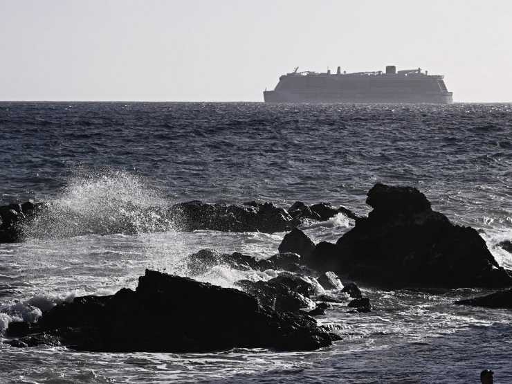Mare agitato e cielo nuvoloso
