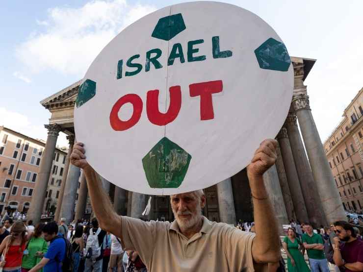 Momento della manifestazione contro il match tra Italia e Israele