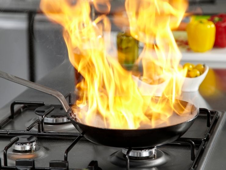 Padella va a fuoco in cucina