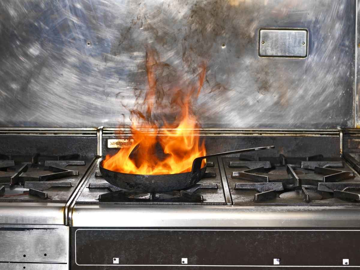 Incendi olio da cucina: ecco cosa fare per non ustionarsi Incendi olio da cucina: ecco cosa fare per non ustionarsi