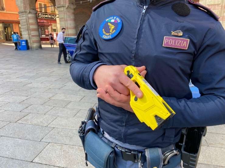 Foto di archivio, poliziotto con Taser
