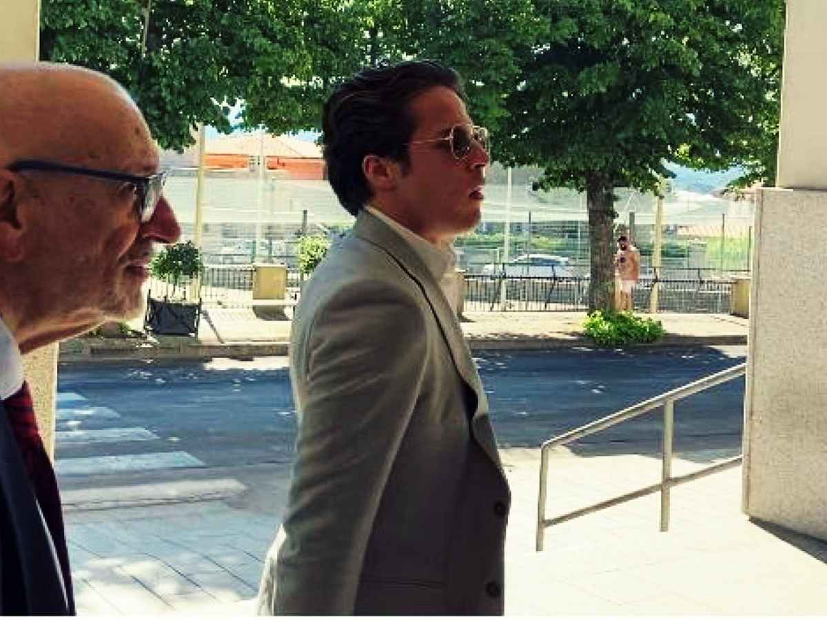 Violenza sessuale, si chiude il processo a Grillo jr: ecco tutte le condanne. Assenti in aula imputati e vittima