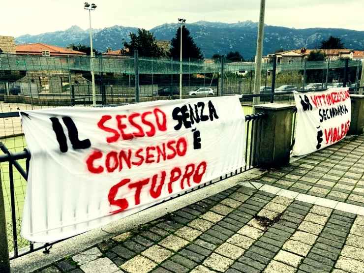 Processo a Grillo jr, striscioni fuori al Tribunale