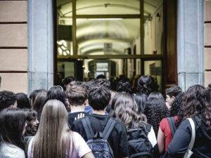 Si torna a scuola a Torino, studenti entrano in classe
