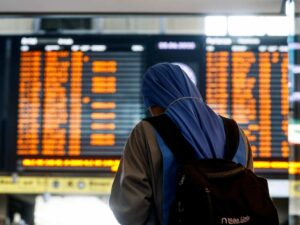 Suora alla stazione aspetta il treno durante lo sciopero