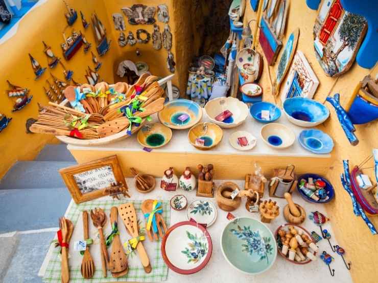 Souvenir su un tavolo in esposizione