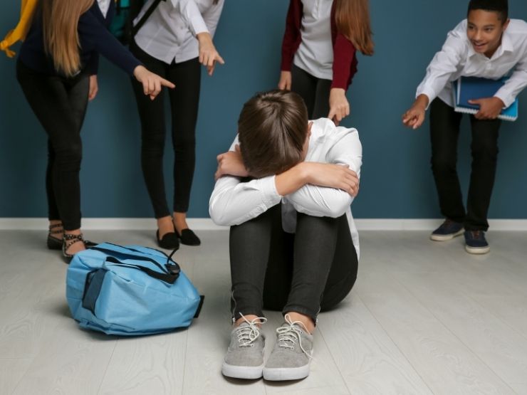 Studente vittima dei bulli a scuola