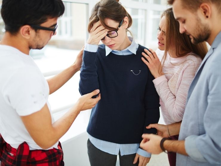 Compagni di classe consolano studentessa bocciata