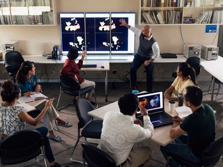 Studenti fanno lezione con dispositivi elettronici