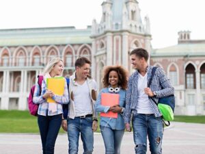 Studenti universitari sorridono
