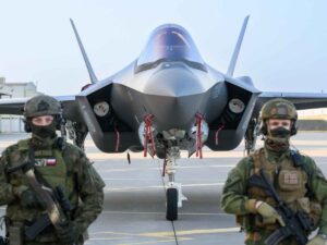 Un aereo F-35 e due militari