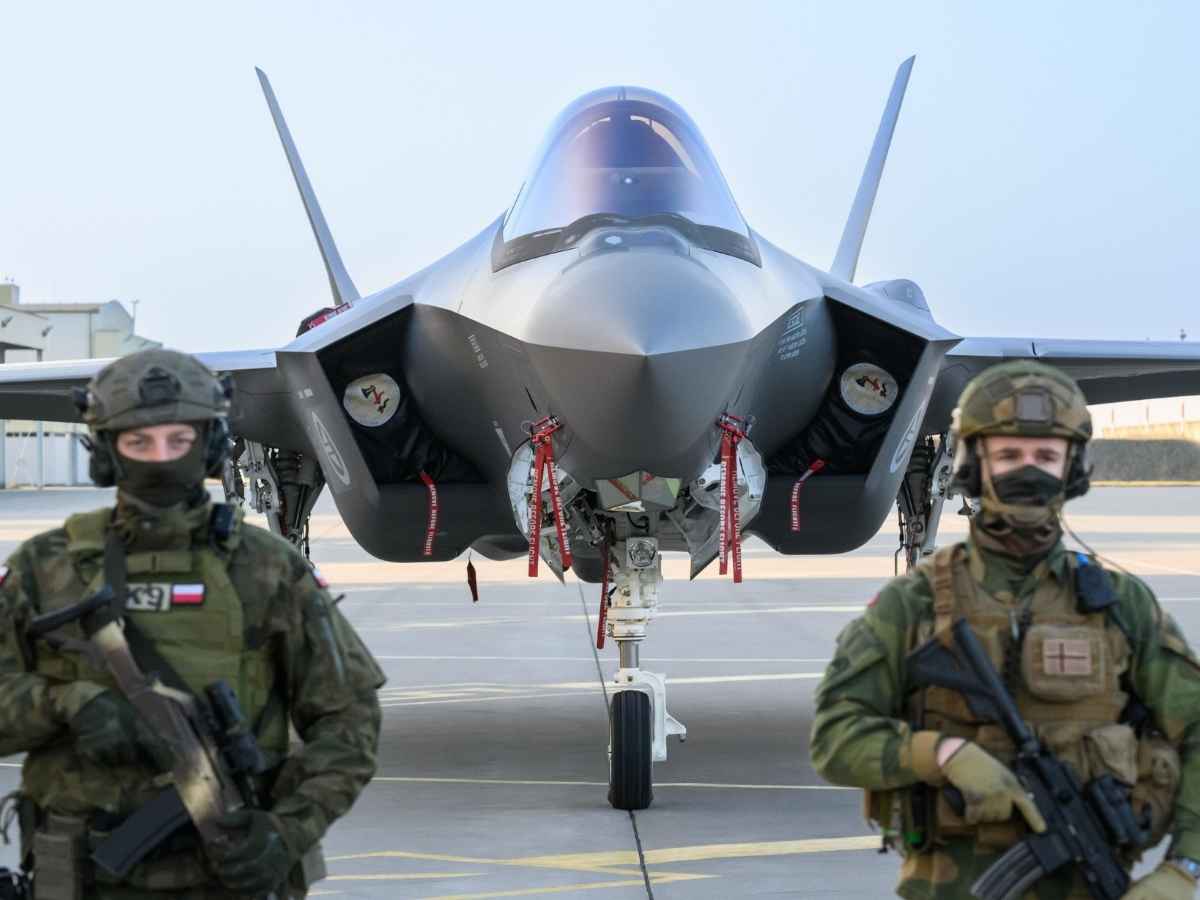 Un aereo F-35 e due militari