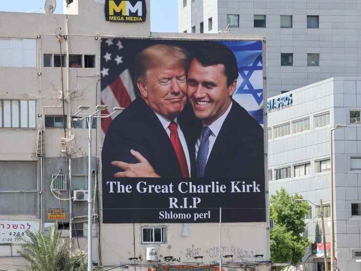 Un manifesto che ritrae Donald Trump e Charlie Kirk negli Usa