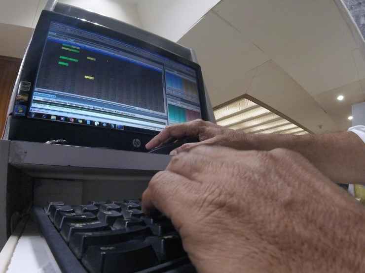 Un operatore alle prese con gli indici finanziari