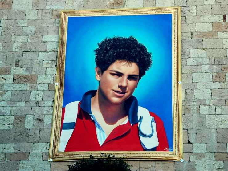 Un quadro con la foto di Carlo Acutis, proclamato Santo