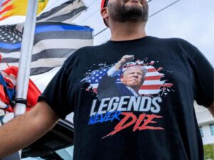 Un uomo con una maglietta pro Trump