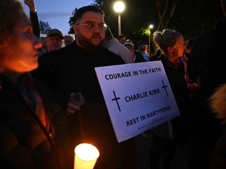 Una fiaccolata in ricordo di Charlie Kirk negli Usa