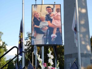 Una foto di Charlie Kirk e dei suoi familiari, commemorazione negli Usa