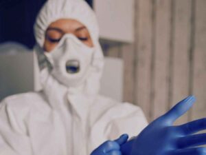 Una operatrice sanitaria indossa la protezione contro il virus Ebola