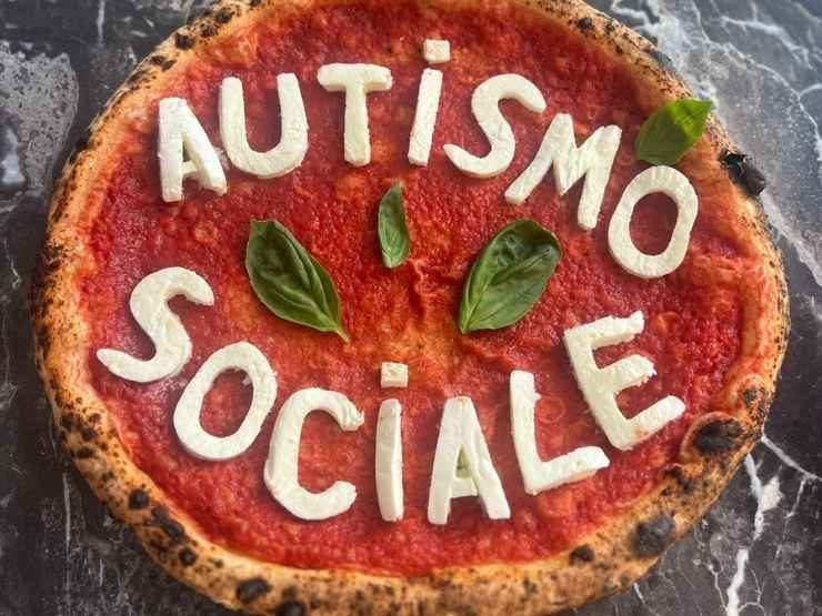 Una pizza con la scritta autismo sociale