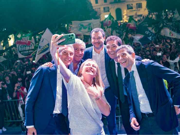 Uno scatto al termine del comizio nelle Marche