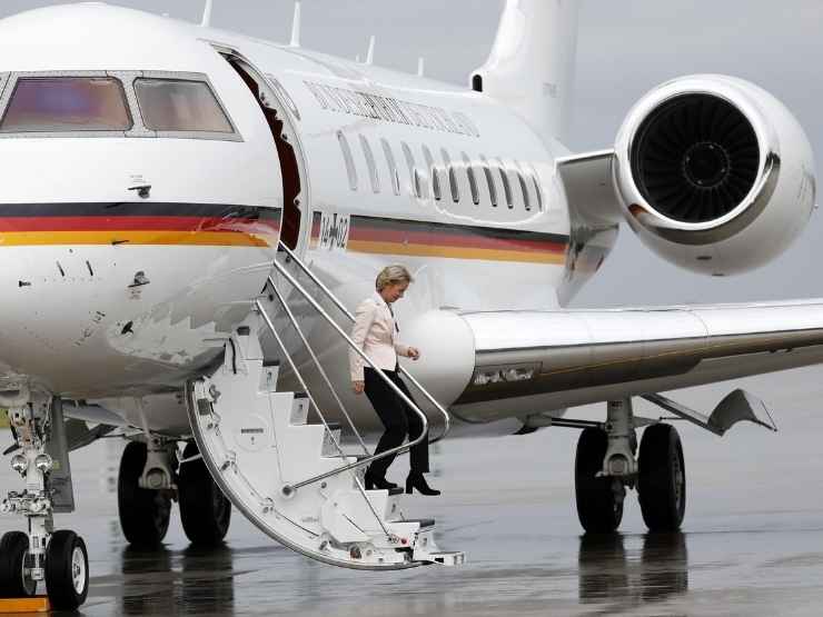 Ursula von der Leyen scnde dall'aereo